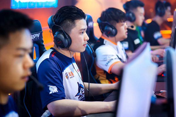 包含FLY碾压EDG，Doinb极限生还后反打宿命之战小组赛，强势挺进下一轮的词条